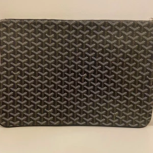 Dator väska  - Säljer denna datorväskan som har storlek 48cm*28cm. Den är stor i storlek så det flestas datorer får plats. Vid köp så fraktar jag inom1-2dagar📦                                                                       Pris kan även diskrueras😇