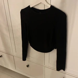 Svart långärmad tröja från Shein - En stilren svart långärmad tröja från Shein i storlek M men passar mig som har storlek S. Tröjan har en rund halsringning och är enkel i designen, vilket gör den lätt att matcha med olika outfits. Materialet känns mjukt och skönt mot huden, perfekt för dig som gillar minimalistisk stil.