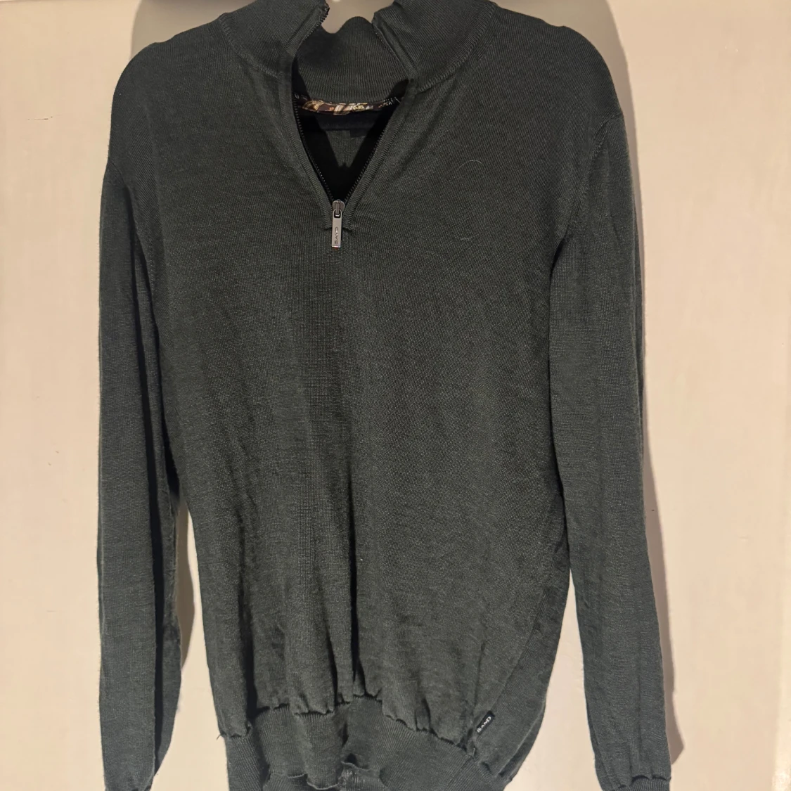 Mörkgrön stickad half zip från Sand