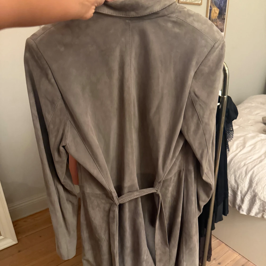 Beige/grå mocka kappa med band - 3