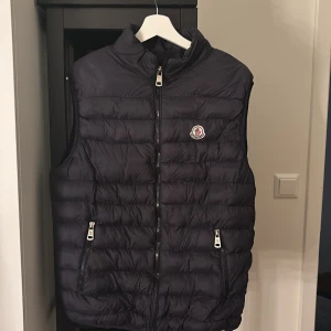 Moncler väst  - Har gått lite sönder, men de är inget som syns tydligt 
