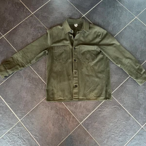 Arket Overshirt - Säljer en Overshirt från arket i bra skick! EU48, Skriv för fler bilder eller frågor!😄