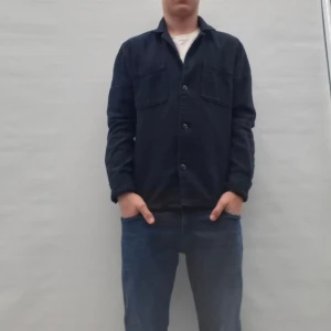Mörkblå overshirt  - mörkblå overshirt från Dressmann i storlek S den är i väldigt bra skick nästan aldrig använd perfekt för hösten eller till våren 