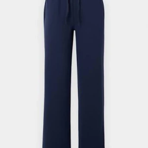 Mörkblå mjukisbyxor med snörning - Snygga mörkblå mjukisbyxor med breda ben och bekväm snörning i midjan. Perfekta för chill dagar eller när du vill ha en avslappnad look. Materialet är mjukt och stretchigt för extra komfort.💓