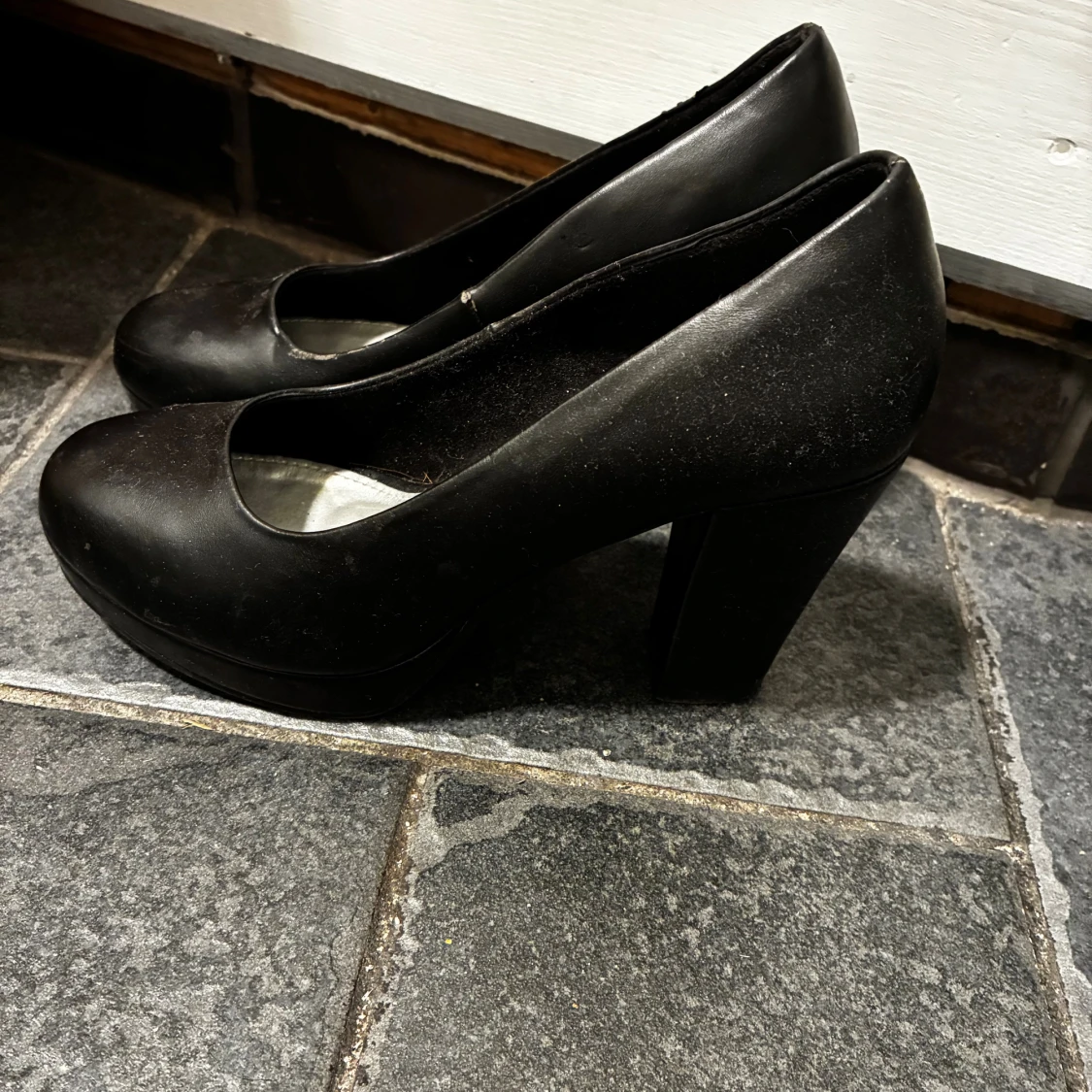 Svarta pumps med klack, klackskor