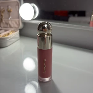 Rare Beauty blush - Rare beauty blush i färgen ”hope” smidig att blanda ut. Aldrig använd 