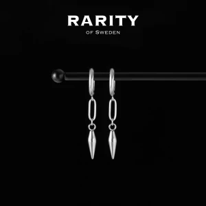 Belle Earring - Silver: Silverörhängen med nitar - Otroligt snygga örhängen med nitar i rostfritt stål!! Örhängena är i fin silvrig färg och passar så bra för att piffa upp en outfit och lägga till en extra detalj🪽Likt alla andra våra smycken tål dessa örhängen vatten och håller sitt glans länge!! Vid frågor eller funderingar - välkommen att skriva till oss🪽