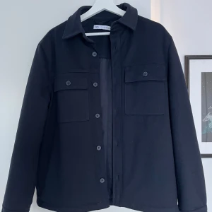Overshirt, Zara - Overshirt från Zara, perfekt för hösten och våren          Priset går att diskuteras vid snabb affär!