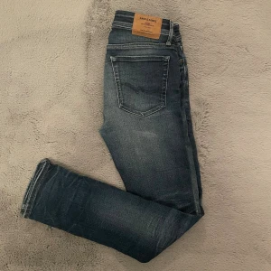 Jack and Jones jeans med tvätt - Ett par jeans med fin tvätt, size 30,32. Hör av er vid frågor!
