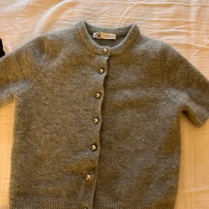 En Zara tröja/kofta  - Säljer en Zara tröja/kofta med silvriga  knappar som är använd ca 3 gånger 