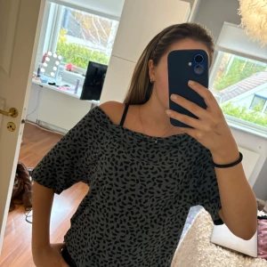 Grön T-shirt med svart leopardmönster - Använd en gång men väldigt fin kvalitet! Storlek XS