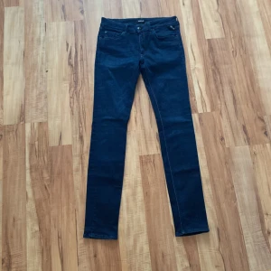 Mörkblå skinny jeans Replay Luz - Snygga mörkblå skinny jeans från Replay, modell Luz. Jeansen har klassisk femficksdesign, smal passform och är tillverkade i stretchigt denimtyg för extra komfort. Perfekta för dig som gillar en tight och stilren look.