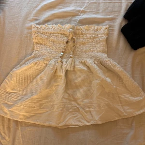 Vit Zara kjol - Säljer en vit Zara kjol med ditaljer på som är använd ca 4 gånger 