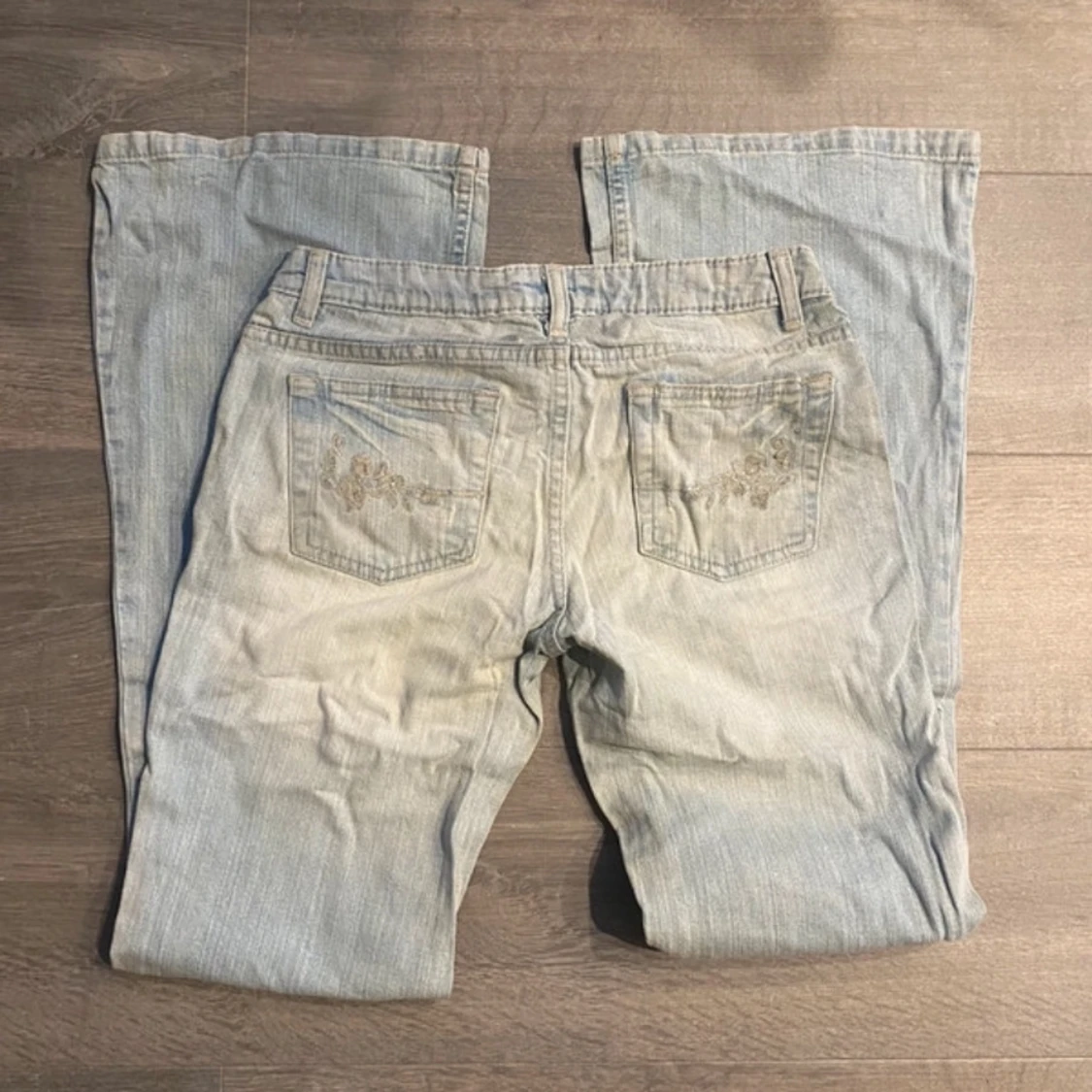 Ljusblå bootcut jeans med broderi lågmidjade - 1