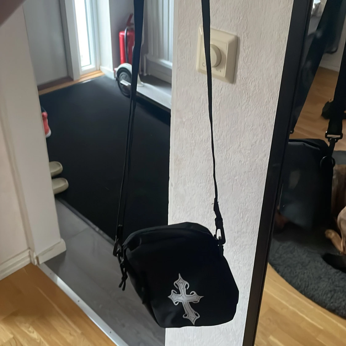 Svart axelväska med korsdetalj