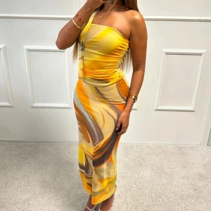 Gul klänning - Världens finaste set med kjol och topp samt band till nacken köpt från Bibou shop Paris för 450kr. Har inte klänning så har aldrig kommit till användning och tycker det är väldigt synd att ha den oanvänd 💛