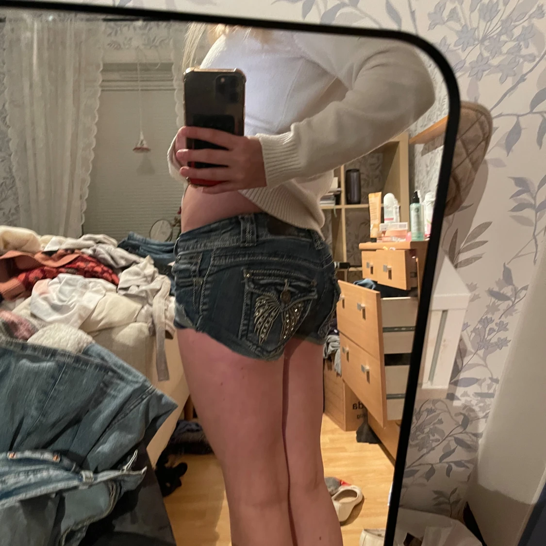 Lågmidjade jeansshorts med broderi - 1