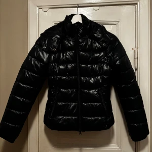 Jacka från lager 157 - Säljer den fina jackan från lager 157, mörkblå skimmrig jacka. Aldrig använt mer än provat, storlek xs! 💓