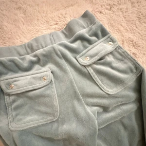 ljus gröna jucy couture  - säljer pågrund av att dom blev försmå 💖