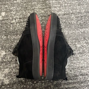 christian louboutin (svarta) - christian louboutins! I mycket bra sick för att vara använda. Använt dom väldigt sparsamt. Vid frågor är det bara fråga på!