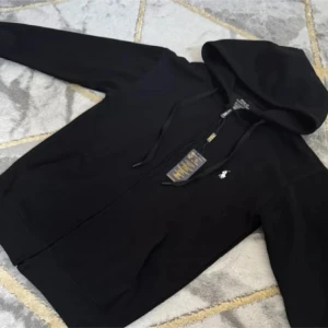 Polo Ralph Lauren Zip Hoodie - Säljer en stilren svart zip hoodie från Polo Ralph Lauren. Riktigt skön och skicket är sjukt bra. Hör av er vid frågor och självklart kan pris diskuteras ‼️💯