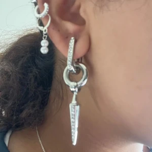 Jätte fina örhängen  - Dom första bilderna är lånade. Fina örhängen vet ej märke