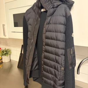 Svart Moncler cardigan  - Svart Moncler cardigan. Köpt på Monclers hemsida, knappt använd väldigt fint skick. Har även papper och kvitto från när jag beställde jackan.