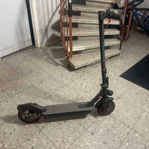 El scooter  - Skärmen behöver bytas köpte den för 6000kr de är en stor batteri 🔋 håller länge åker 20km/h