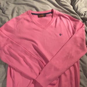 Morris stickat tröja - En lättare stickat tröja i storlek M från Morris. Rosa passar bra med tillexepel vit t-shirt/jeans kombon, inte för varm heller utan en perfekt mitten för att inte svettas inomhus! 