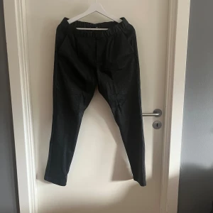 Mörkgrå tapered byxor från Lager 157 - Snygga mörkgrå byxor från Lager 157 i tapered modell med elastisk midja och diskreta fickor både fram och bak.