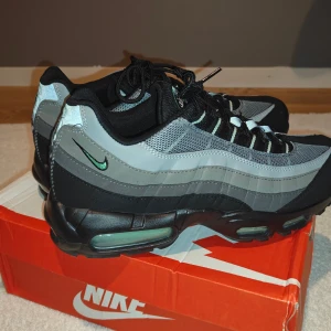 Nike airmax 95 vapor green - Nike airmax 95 vapor green size 45 worn not worn logo on the inside is a bit worn out comes with original box and packaging everything is like when it came out of the box.(The box is damaged becouse of the shipping from ebay and becouse the place i stored it). Priset kan bli diskuterad orginal pris är 2400. For more pictures or price Discussion you can dm me i ship out it 24-38 hours depending 