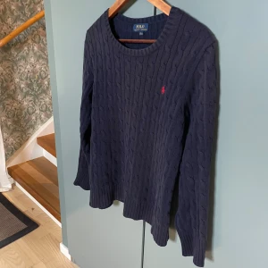 Stickad Ralph lauren tröja  - En stickad Ralph lauren tröja i mycket bra skick! Den är i storleken L i barn men sitter som en XS i herr. En stilren och tidslös kabel stickad tröja. 
