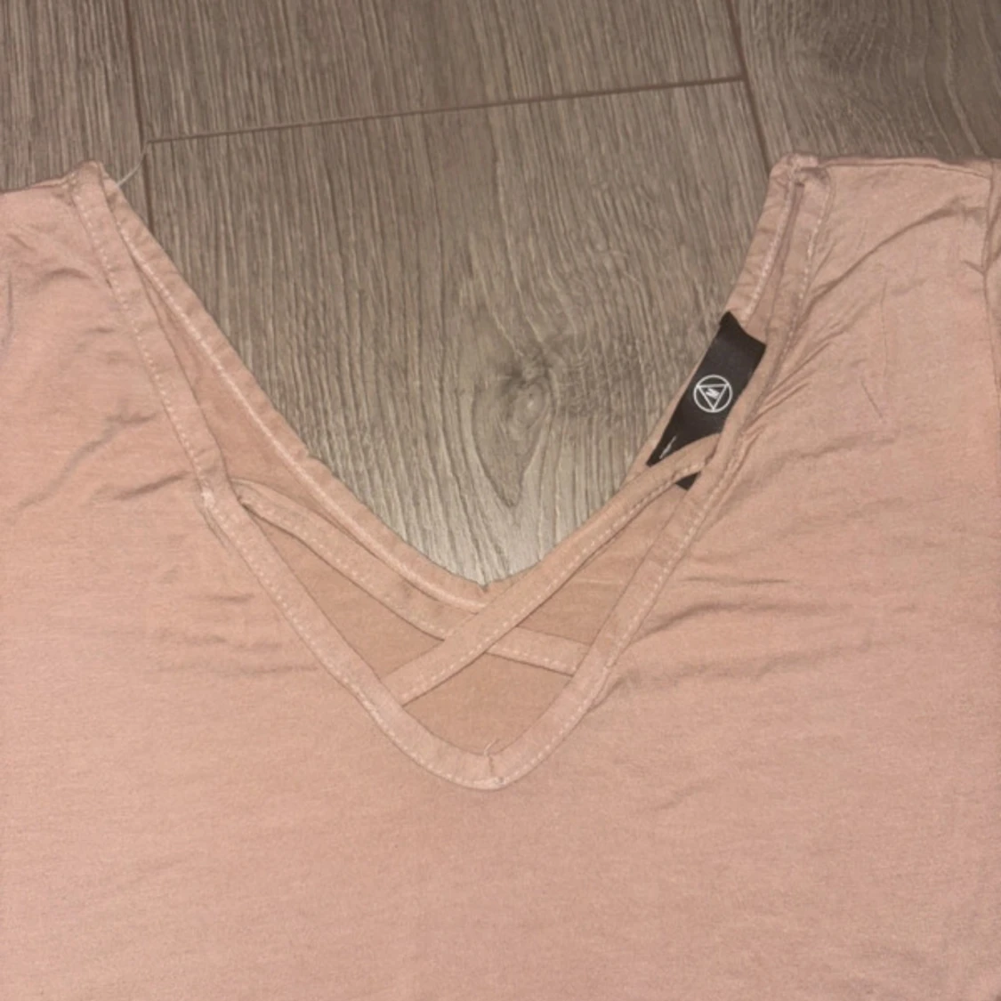 Beige v-ringad topp med korsdetalj - 1