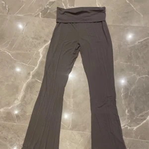 Mörkgråa yoga pants - Mörkgråa yoga pants från lager 157. Sitter jättesnyggt och är bekväma💕 Storlek S