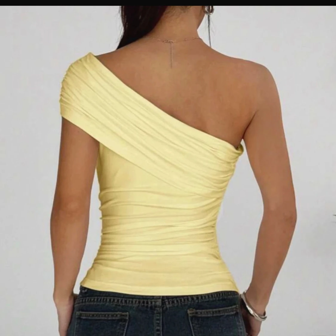 Gul one shoulder topp i satin-look - 2