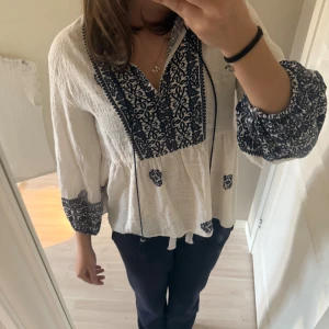 Blus från Zara - Fin blus från Zara i fint skick. Knappt använd. Storlek M men sitter som S