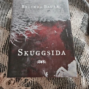 Skuggsida - En spännande och mörk deckare av Belinda Bauer. Perfekt för dig som gillar nervkittlande mysterier och oväntade vändningar. Boken bjuder på starka karaktärer och en tät, suggestiv stämning som håller dig fast från första till sista sidan.