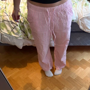 Randiga pyjamasbyxor - Säljer ett par rosa och vita randiga byxor från Lindex. Strolek S och rätt korta i benen jag är 162 💗 de är bara använda några få gånger och i fint skick