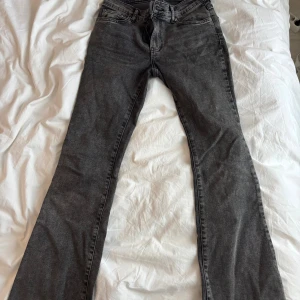 Grå bootcut jeans från Gina  - Snygga grå jeans från Gina i bootcut-modell. Jeansen har klassisk femficksdesign, låg midja och är tillverkade i mjukt denimtyg. Stl 36! Hör av er om eventuella frågor 💞Knappt använda!