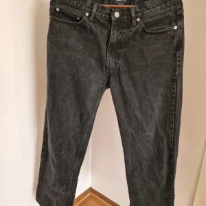 Svarta jeans straight  - Snygga svarta jeans med klassisk rak passform och femficksdesign. Jeansen har en cool tvättad look och är tillverkade i robust denim. Perfekta för dig som gillar en tidlös och avslappnad stil.