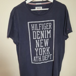 Tommy Hilfiger T-shirt  - I gott skick förutom en liten fläck som syns på sista bilden.
