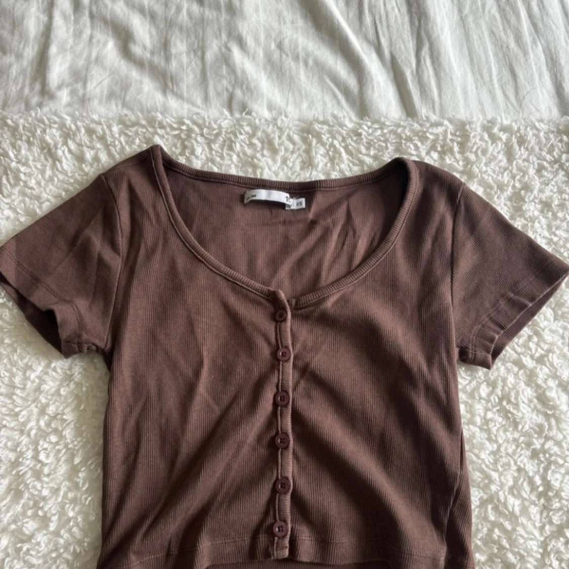 Brun ribbad topp med knappar