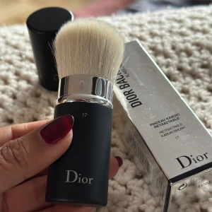 Dior Backstage Kabuki Brush - Dior Backstage Kabuki Brush N 17  RETRACTABLE KABUKI BRUSH