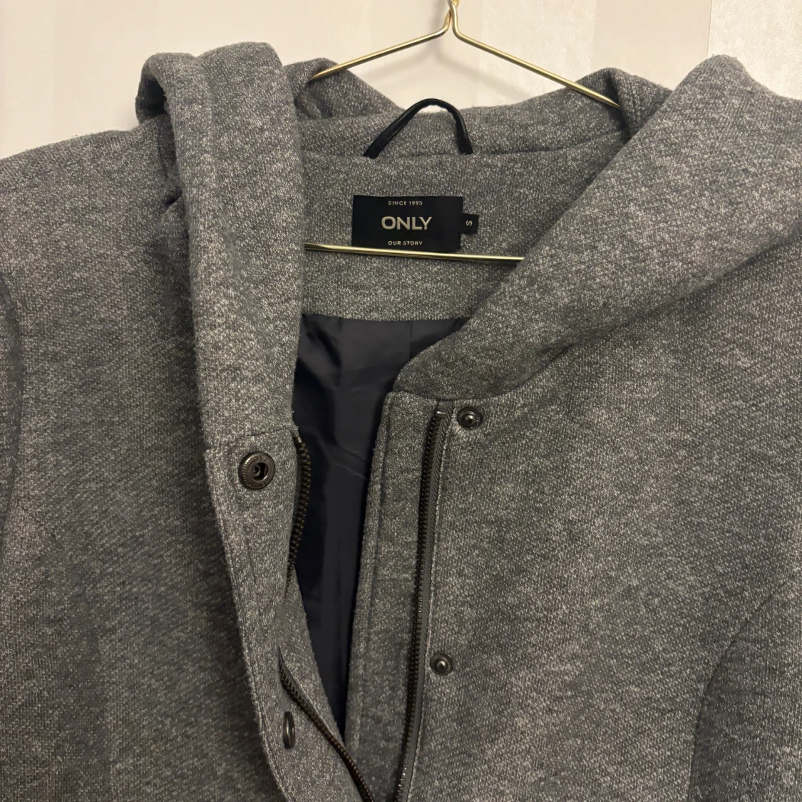 Grå kappa med huva från ONLY - 3