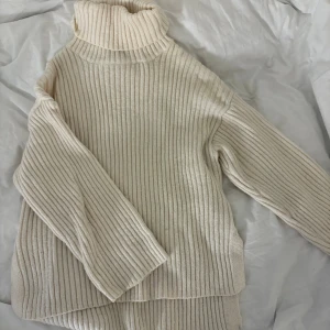 Stickad Polo - Superfin! Mindre noppror finns