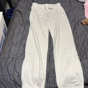 Ljusgrå mjukisbyxor från 157, stl S - Ljusgrå mjukisbyxor från 157 med resår och snörning i midjan. Byxorna är nästan helt nya har använt dom 2 gånger bara och det är inga hål eller trasiga utan dom är helt nya