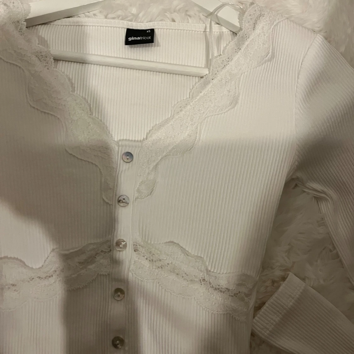 Vit ribbad topp med spets från Gina Tricot - 1