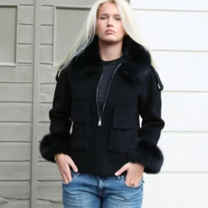Svart Stephanie Jacka/kappa från Furstockholm - Svart jacka med fluffig päls vid krage och ärmslut. Jackan har två stora fickor framtill och stängs med dragkedja. Snygg och trendig modell som passar perfekt till jeans eller kjol. Håller värmen bra, snålt använd. Endast vid 3 utgångar. Nypris 2300kr. Helt som ny. Pälsen är helt avtagbar om man önskar det