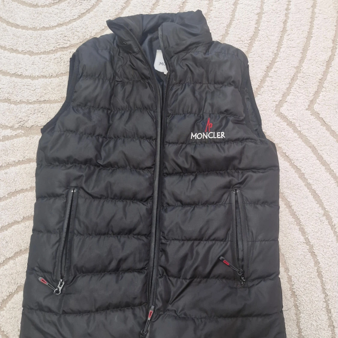 Svart dunväst från Moncler med huva - 1