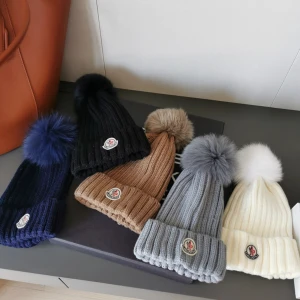 Moncler mössa - Svart o vit finns